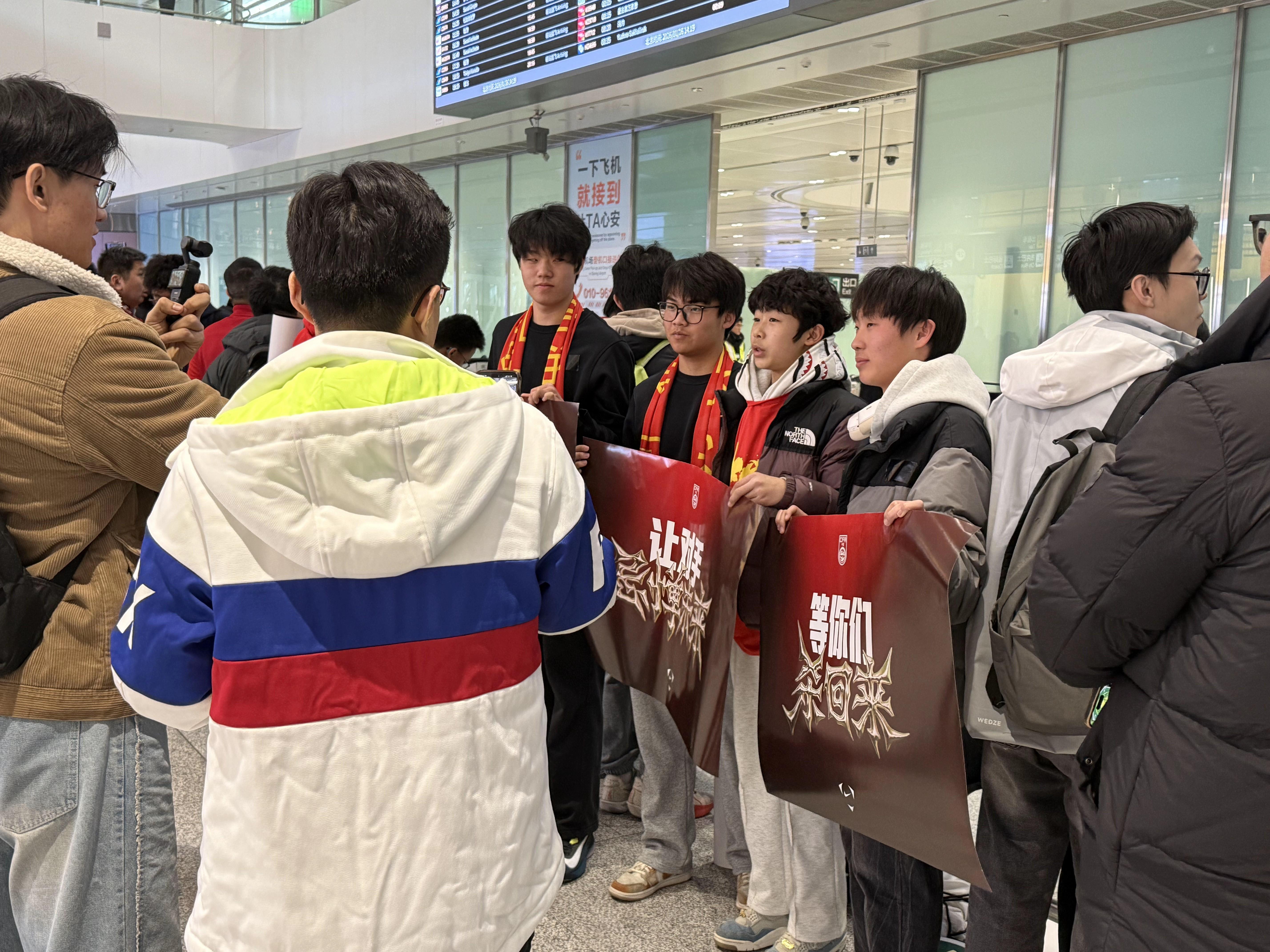 开云体育下载-U23国足将于下午落地大兴机场，大量球迷现场迎接将士们凯旋